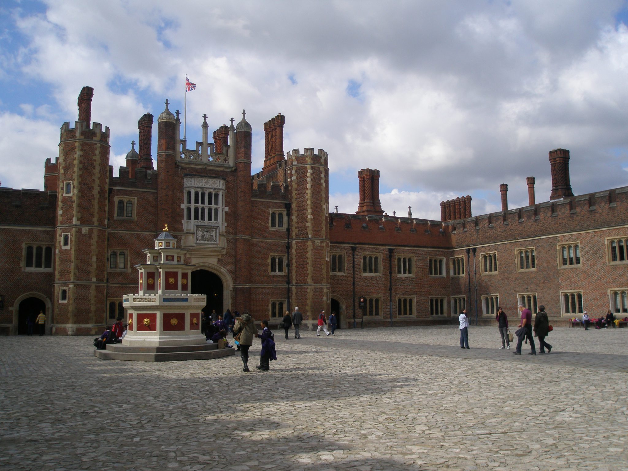 Base Court, the Palace's largest courtyard, with a reproduction of the Wine Fountain made for Henry VIII in 1520