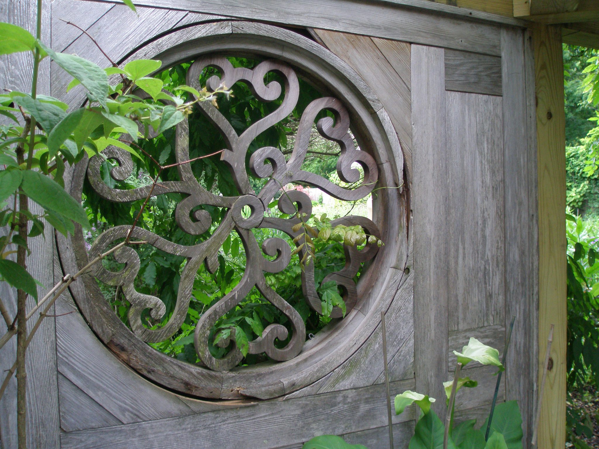 CLAIR VOIE: a grille set into a wall, which allows a "clear view" of the Enclosed Flower Garden.
