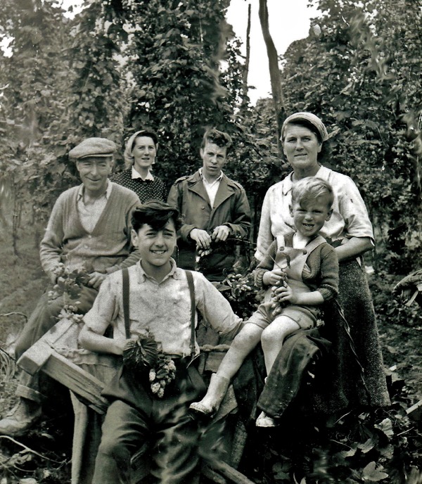 A Hop-Picking Family, in 1958. Image courtesy of Spitalfields Life.