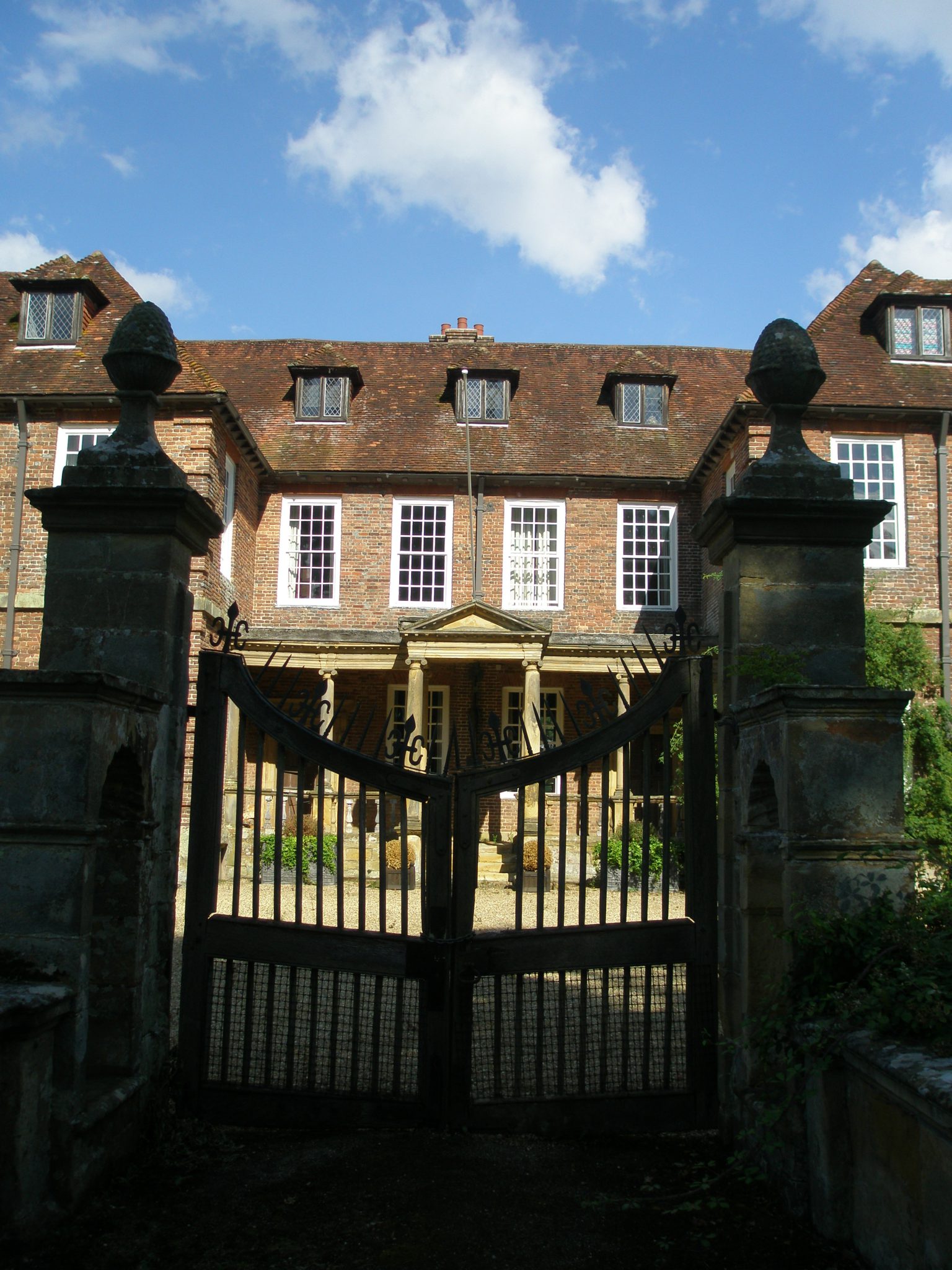 My final look at the forlorn but charming Manor House, at Groombridge Place...but it DOES look a bit haunted, doesn't it?