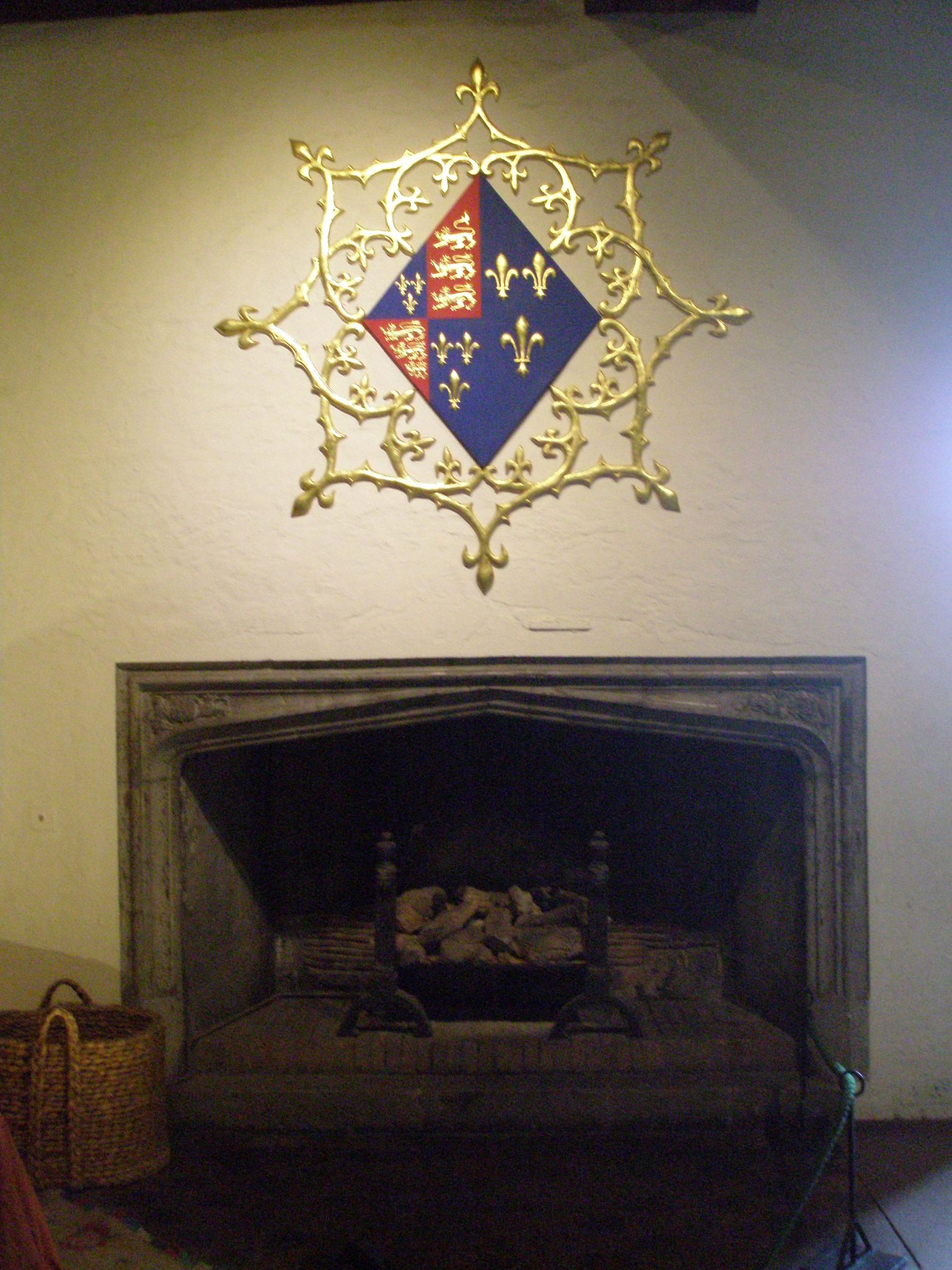 In the Queen's Room, named for Henry V's French wife Catherine de Valois, Queen Catherine's coat of arms decorates the hearth.