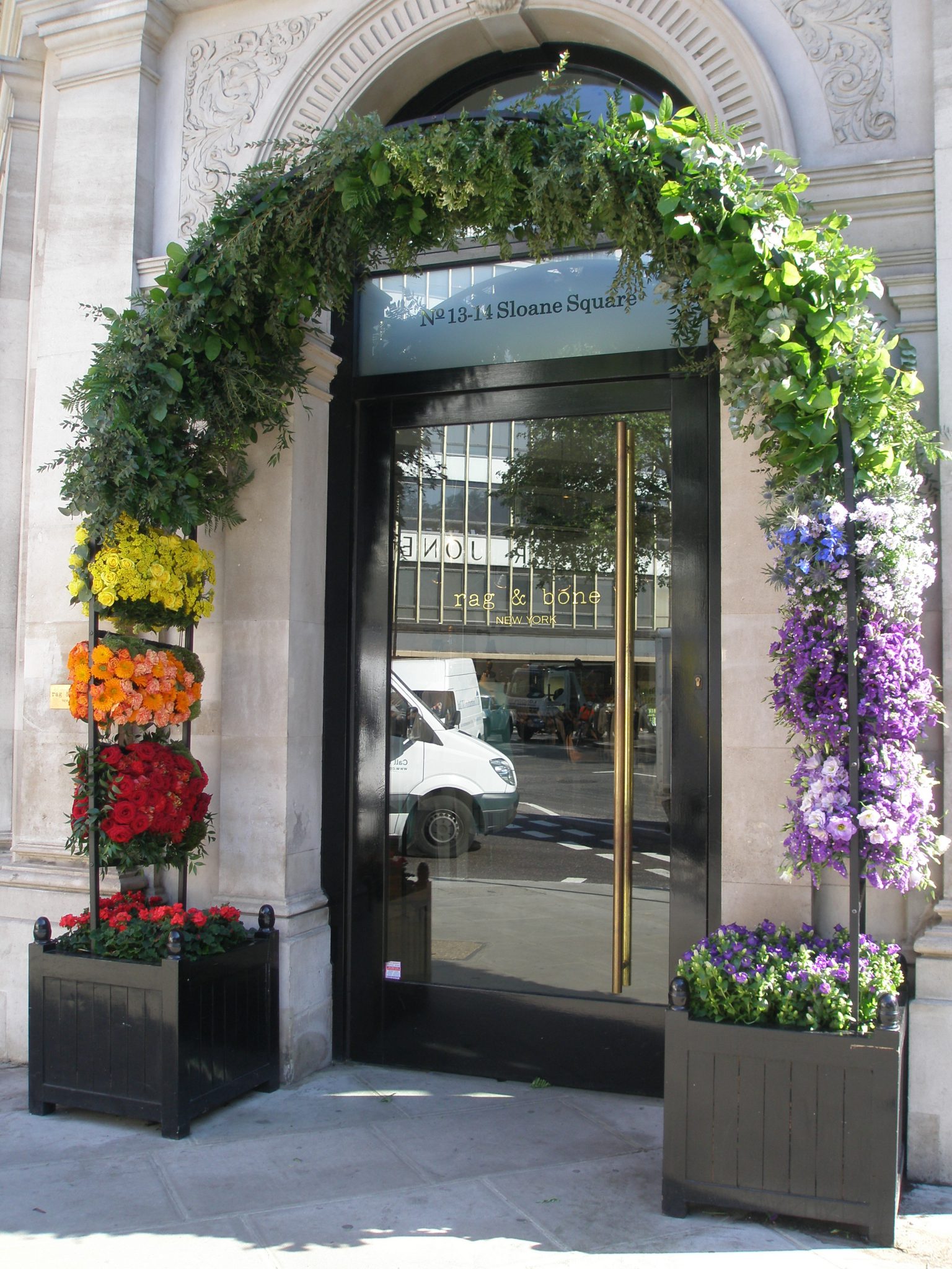 Rag & Bone, which is located at one corner of the Sloane Square Hotel's block, presented a much simpler display in 2014 than their 2013 entry in the Chelsea in Bloom competition...which had won them a Gold.