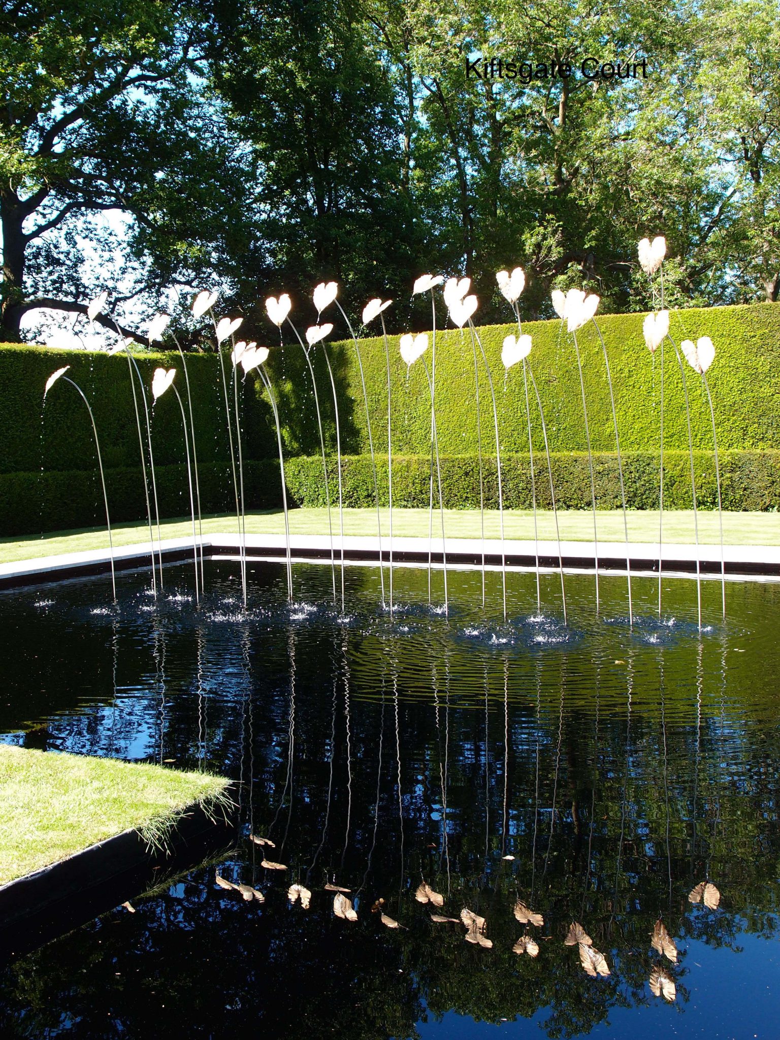 Sculptor Simon Allison designed 24 stainless steel stems that are topped with gilded bronze leaves molded from a philodendron. The stems sway gently in the wind and reflect well in the dark water. Every 5 minutes, water begins to stream from the tips of the leaves.