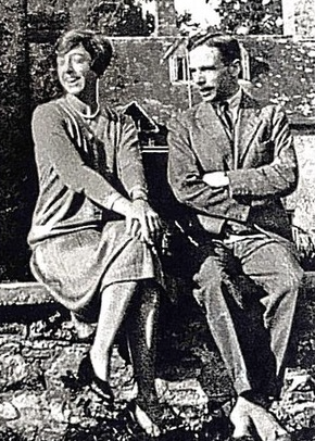 Dorothy (born 1887, died 1968) and Leonard (born 1893, died 1974) Elmhirst. The newlyweds look quite a fun couple...