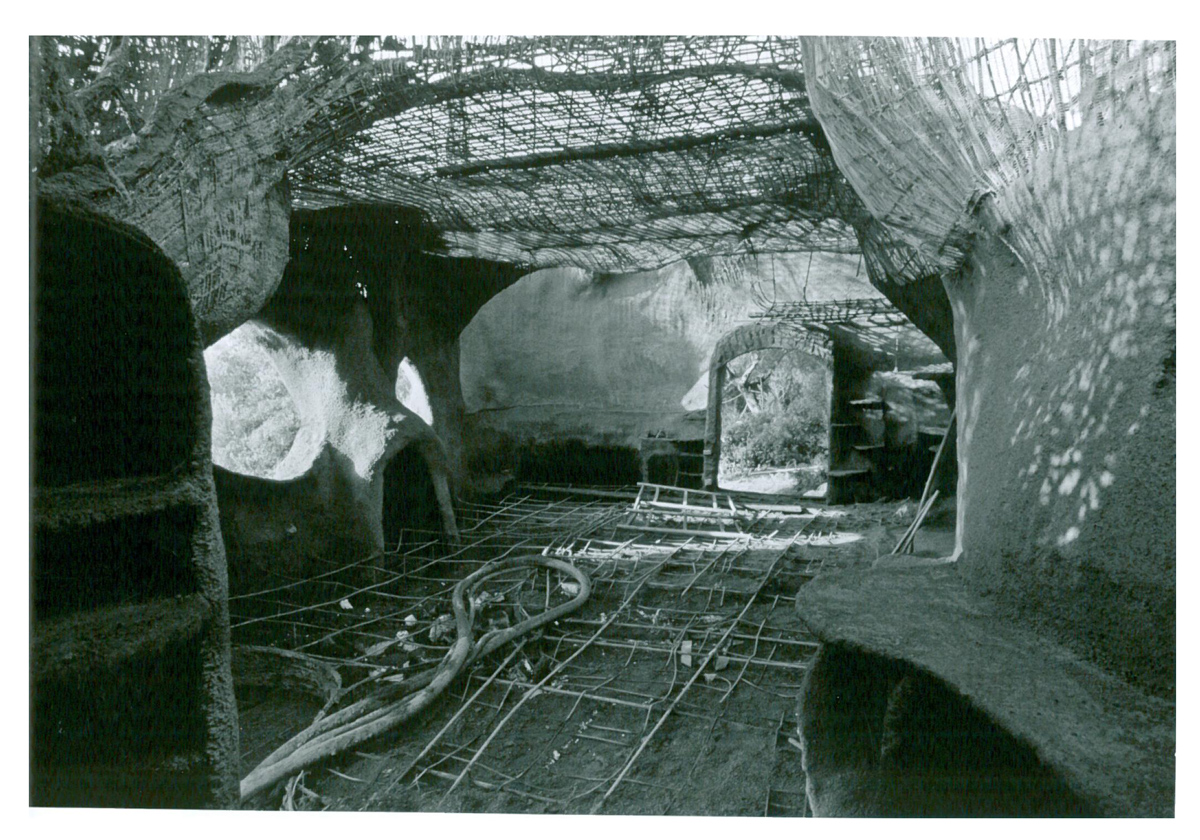 The main living area of The Empress, in 1983. The first layer of cement had just been applied. Image courtesy of Il Fondazione Giardino Dei Tarocchi. 